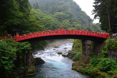 Shinkyo Köprüsü (kırmızı ahşap köprü) ünlü seyahat hedef Nikko, Japonya.