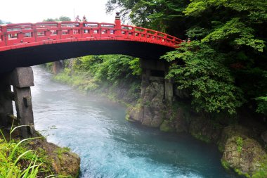 Shinkyo Köprüsü (kırmızı ahşap köprü) ünlü seyahat hedef Nikko, Japonya.