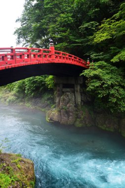 Shinkyo Köprüsü (kırmızı ahşap köprü) ünlü seyahat hedef Nikko, Japonya.