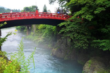 Shinkyo Köprüsü (kırmızı ahşap köprü) ünlü seyahat hedef Nikko, Japonya.