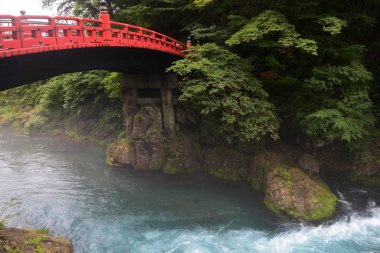 Shinkyo Köprüsü (kırmızı ahşap köprü) ünlü seyahat hedef Nikko, Japonya.
