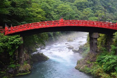 Shinkyo Köprüsü (kırmızı ahşap köprü) ünlü seyahat hedef Nikko, Japonya.