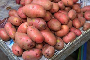 Taze çiğ kırmızı patates sokak gıda Market. 