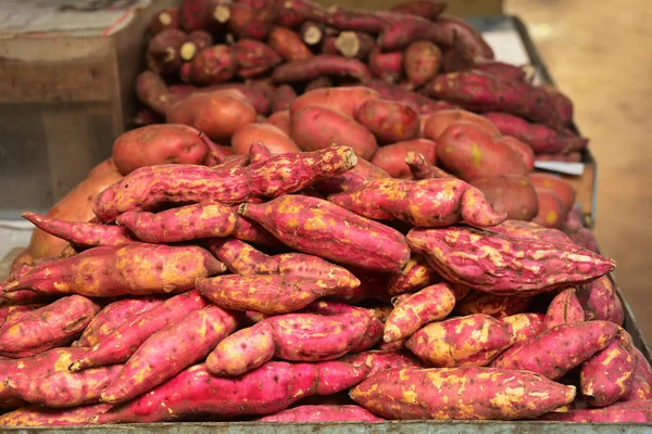 市场上新鲜的红薯或山药 — 图库照片