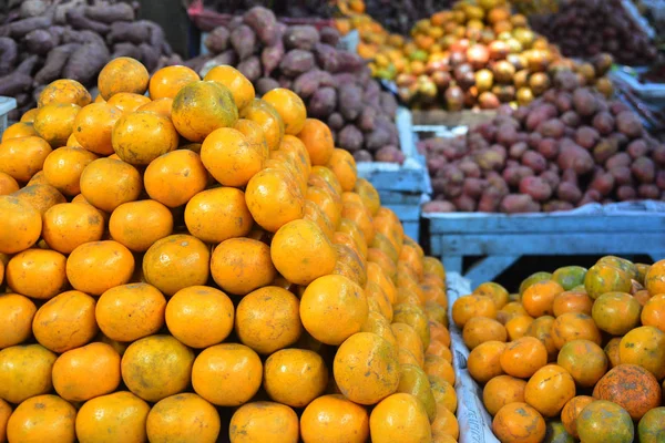 Fräsch Orange För Försäljning Och Färska Frukter Och Grönsaker Marknaden — Stockfoto