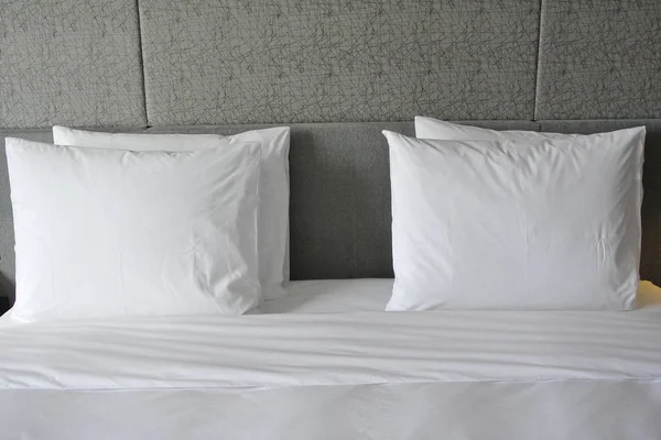 Twee Comfortabele Zachte Kussens Het Bed Close Wit Beddengoed Bladen — Stockfoto