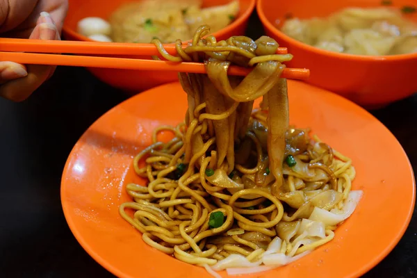 Tangan Dengan Sumpit Cina Makan Mie Wonton Kering Char Kuey — Stok Foto