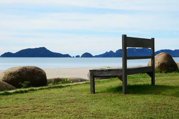 Panca Legno Vuota Sulla Spiaggia Guardando Nel Mare Ampio Infinito — Foto Stock