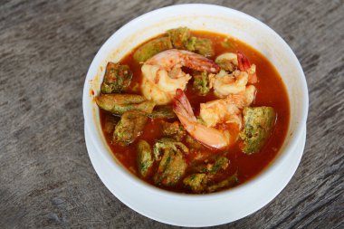 Sour curry karides ve sebze omlet, Tayland gıda ile.