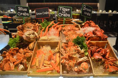 Buhar deniz ürünleri Yengeç tahta kova otel tutkunu, buzda soğutulmuş