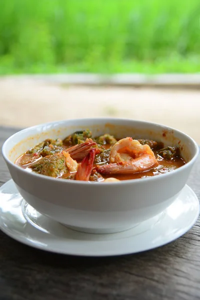 Curry agrio con gambas y tortilla de verduras, comida tailandesa . —  Fotos de Stock