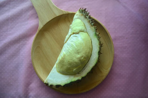 Verse durian op houten plaat, koning van vruchten in Thailand. — Stockfoto
