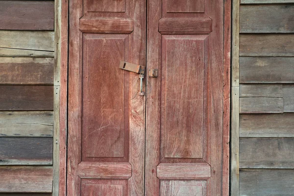 Vieille fenêtre en bois sur mur jaune pour fond vintage — Photo