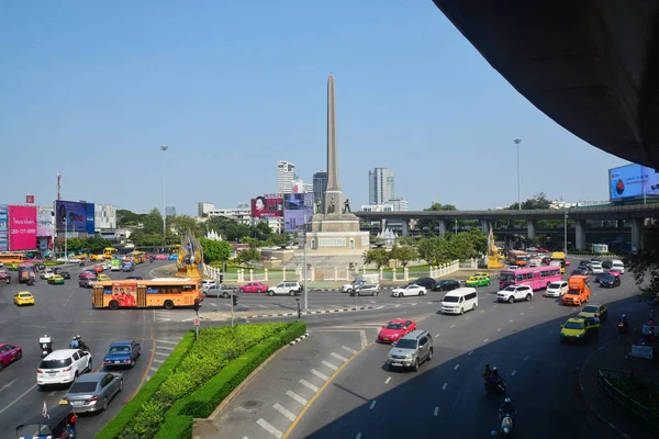 Trafic le long d'une route achalandée au Monument de la Victoire à Bangkok, Thail — Photo