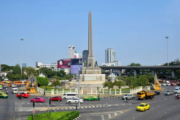 Lalu lintas di sepanjang jalan yang sibuk di Monumen Kemenangan di Bangkok, Thail — Stok Foto