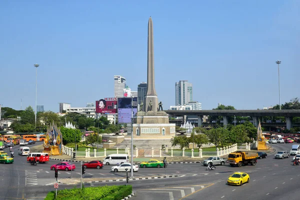 Verkehr auf einer viel befahrenen Straße am Siegesdenkmal in Bangkok, Thailand — Stockfoto