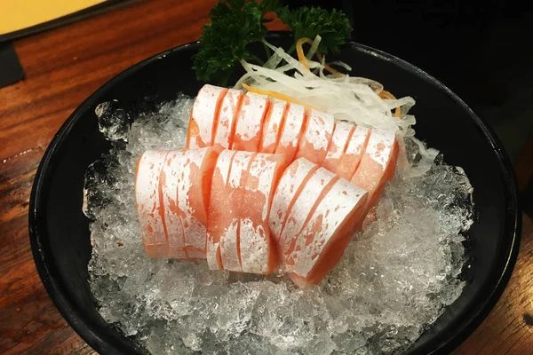 Trozos de vientre de salmón crudo, Sashimi de toro de salmón, comida japonesa —  Fotos de Stock