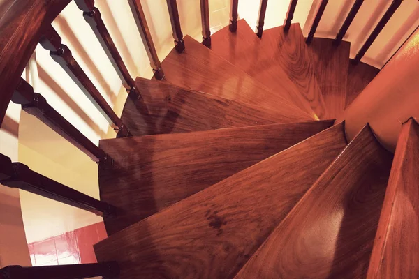 Escalier en colimaçon en bois antique . — Photo