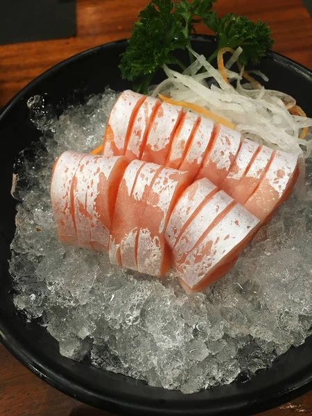 Kousky syrového lososa břicho, losos toro sashimi, japonské jídlo — Stock fotografie