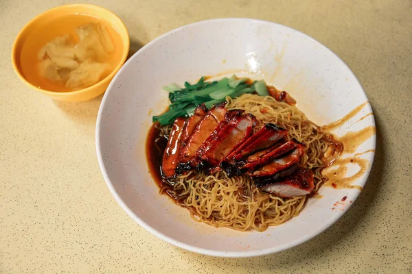 Mie Won Ton kering dengan daging babi panggang, Wan tan mee, Chine — Stok Foto