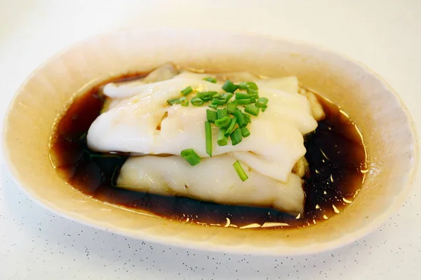 Rolo de macarrão cozido no vapor com cobertura de camarão com salsa em pl branco — Fotografia de Stock