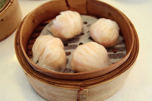 Ha-kao Dumplings de camarones dim sum en una caja de vapor de bambú, chino — Foto de Stock