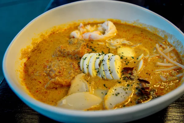 Laksa è una popolare zuppa di tagliatelle al curry piccante tradizionale a Singa — Foto Stock
