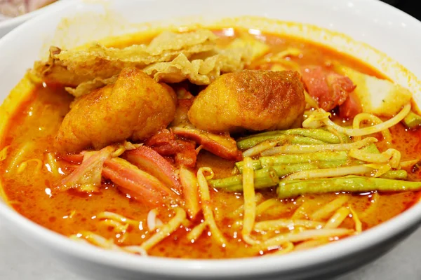 Mie kari Mee dengan sup kari pedas dengan tahu kering, Malaysi — Stok Foto