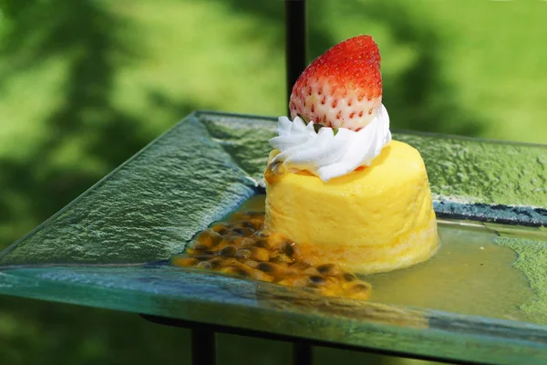 Pannacotta med jordgubbar och passionsfrukt — Stockfoto