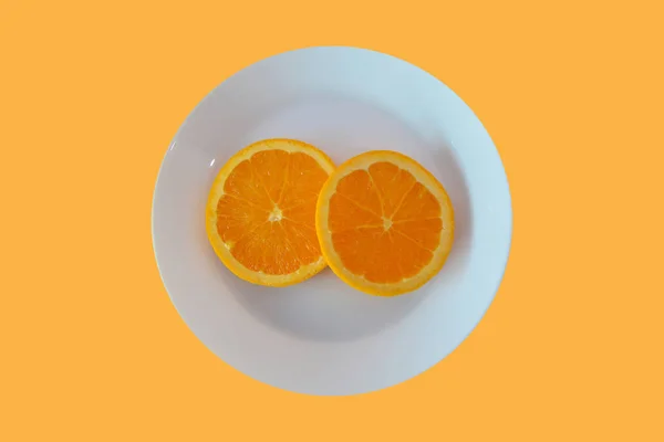 Arancione a fette su sfondo arancione, Concetto minimale con copia — Foto Stock
