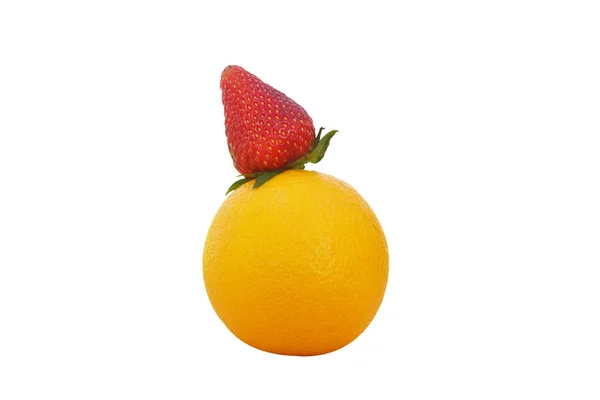 Fraise rouge sur un isolat de fruits orange sur fond blanc — Photo