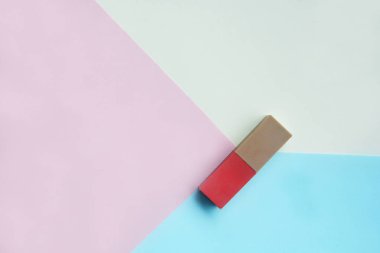Pastel arka planda izole kırmızı ruj, Minimal makyaj fashi
