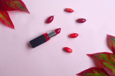 Pa izole tatlı kırmızı meyve ve kırmızı yaprakları ile kırmızı ruj