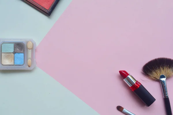 Kreative flache Kosmetik auf pastellfarbenem Hintergrund, minimaler Kosmos — Stockfoto