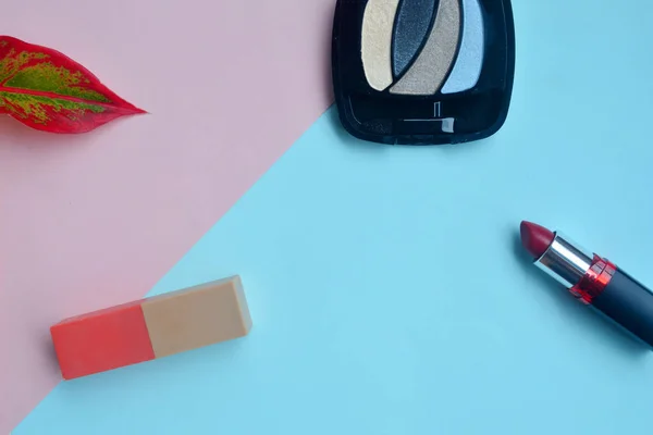 Kreative flache Kosmetik auf pastellfarbenem Hintergrund, minimaler Kosmos — Stockfoto
