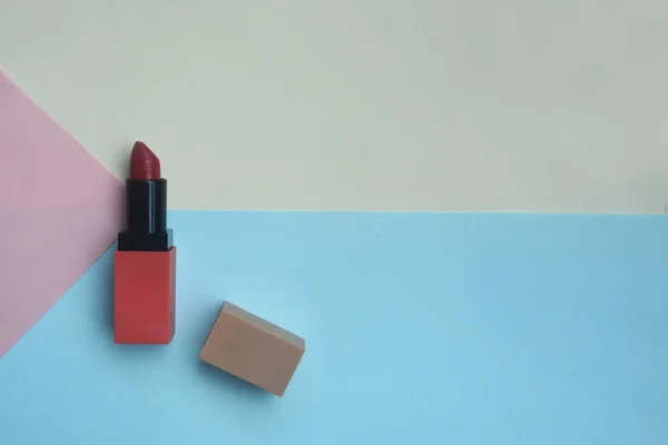 Rossetto rosso isolato su sfondo pastello, fashi trucco minimo — Foto Stock