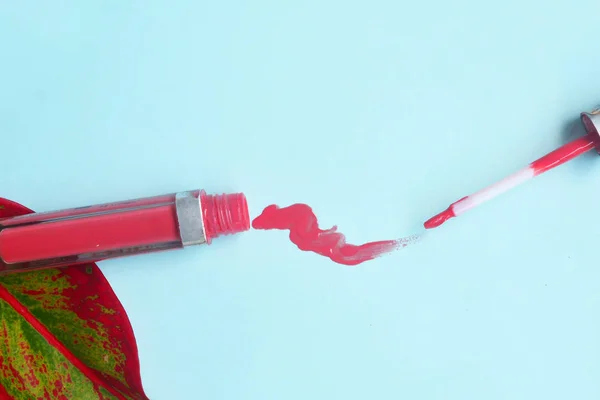 Розовый блеск для губ макияж изолирован на пастельном фоне, Минимальная ма — стоковое фото