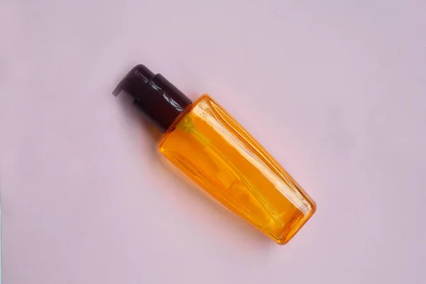 Pielęgnacja skóry Flat lay żółty olej serum do włosów izolowane na pastelowych plecach — Zdjęcie stockowe