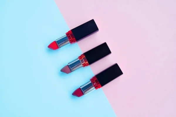 Set roter Lippenstift isoliert auf pastellfarbenem Hintergrund, minimales Maku — Stockfoto