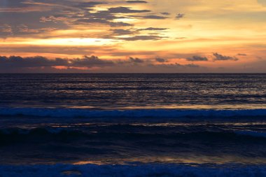 Samila Plajı'nda deniz manzarasında gün batımırenkli, plaj üzerinde Sunrise, Phuket, Tayland.