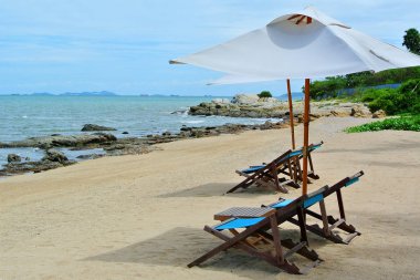 Pastoral tropikal kum plajplajda plaj sandalyesi ve şemsiye. Phuket,