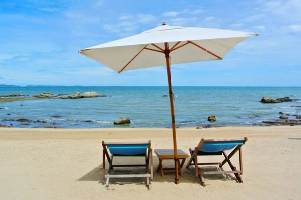 Pastoral tropikal kum plajplajda plaj sandalyesi ve şemsiye. Phuket, — Stok fotoğraf