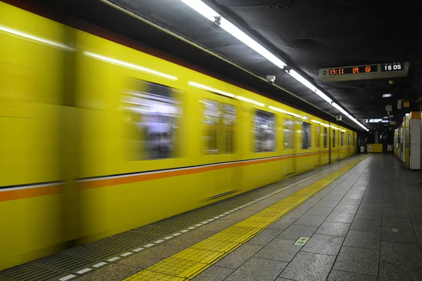 Estação de metrô japonês, trem em movimento rápido — Fotografia de Stock