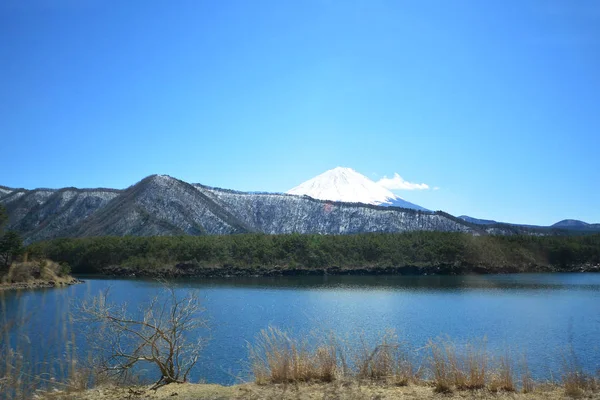 Front de montagne de neige Mountian Fuji au lac Kawaguchi au Japon . — Photo