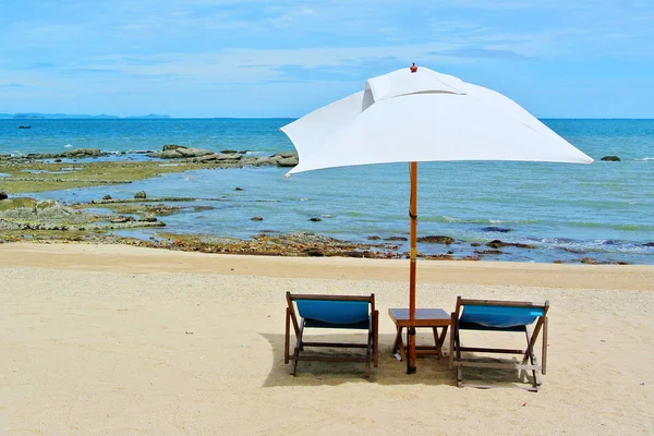 Chaise de plage et parasol sur la plage de sable tropical idyllique. Phuket ! , — Photo