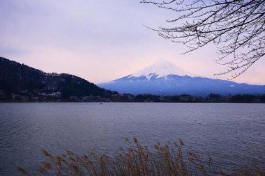 Gün batımı ile Kawaguchiko Gölü'nde Fuji Dağı yansıması, Japonya