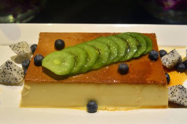 Otel pasta büfe alanında kivi meyve ile Panna Cotta kek 