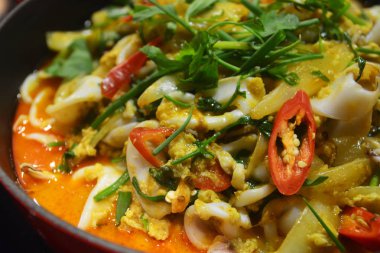 Köri, Tay ünlü gıda ile Kızarmış Kalamar karıştırın.