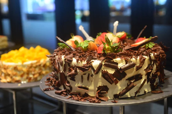 Pastel de chocolate y fruta en la zona de buffet de pastelería del hotel —  Fotos de Stock