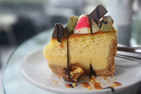 Cheesecake skive med chokolade på hvid plade. Skive af almindelig c - Stock-foto